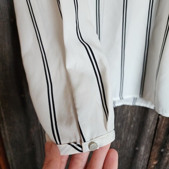 Forever 21 White & Black Striped Lace up Longsleeve Blouse Size Small Oversized - Picture 7 of 8